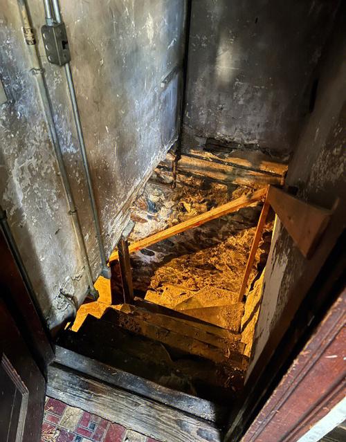 上海一居民挖掘地下室形成数米深坑