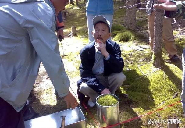 院士到大学交流被拍到穿着破旧布鞋