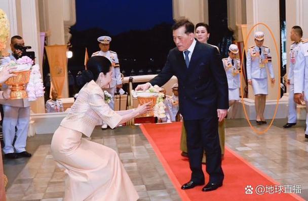 泰国国王王后抵京 王毅机场迎接