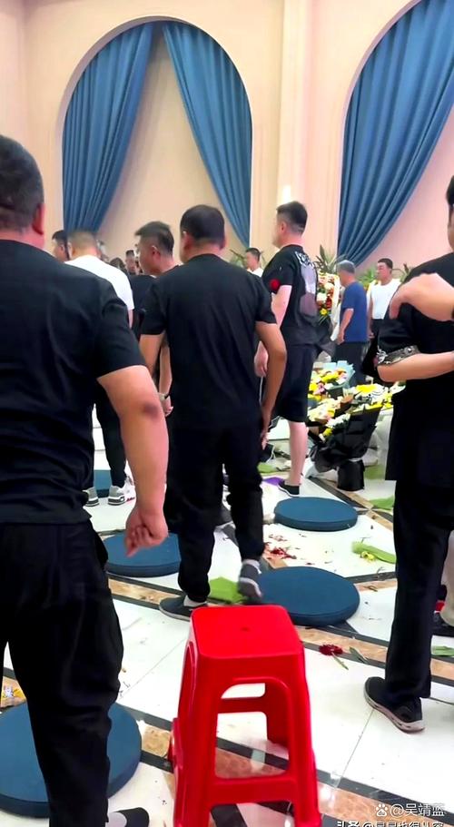 41岁男子为自己举办“半个葬礼”