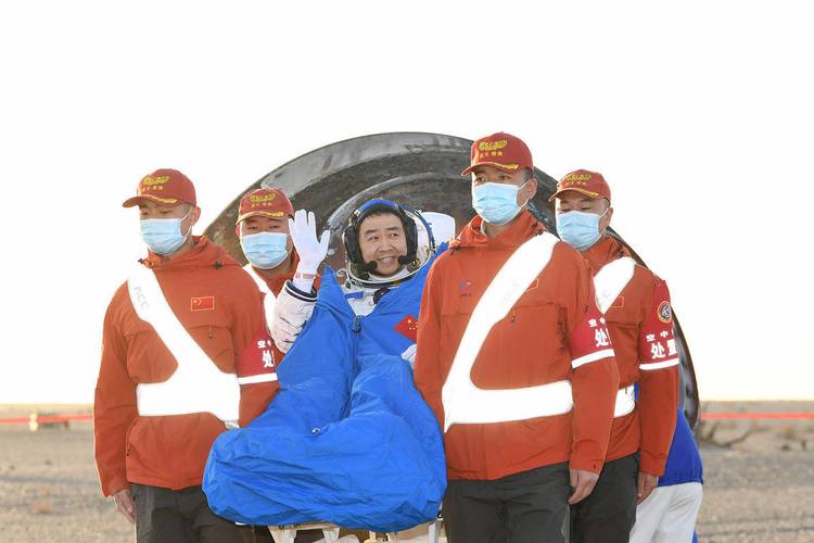 神二十乘组返回任务取得圆满成功