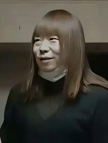 男子戴假发穿红裙扮女顾客盗窃被拘