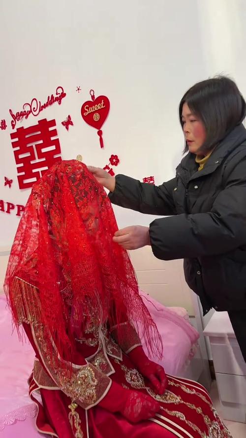 女子即将结婚 父母取出封存的女儿红