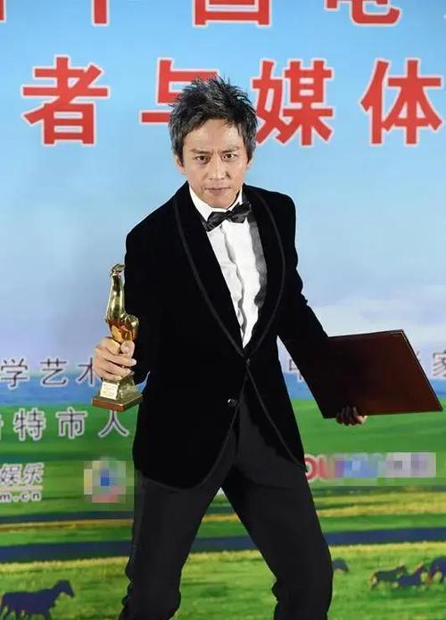 邓超走红毯帮观众捡水