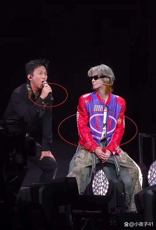 邓超走红毯帮观众捡水