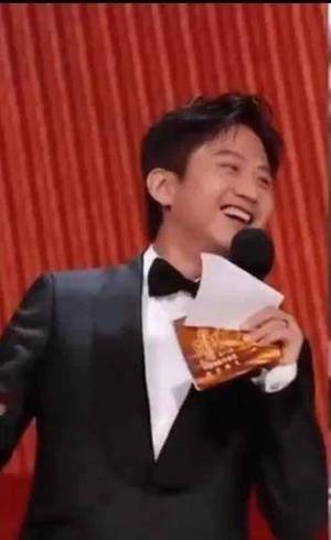 邓超走红毯帮观众捡水