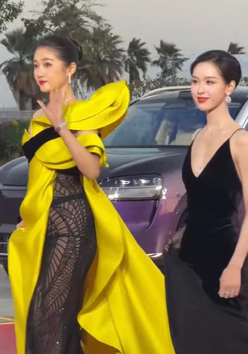 关晓彤陈都灵金鸡奖红毯同框