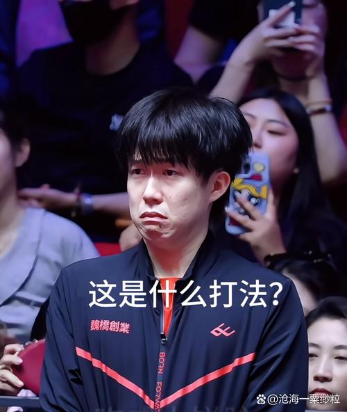 王楚钦赛后看着屏幕发呆思考