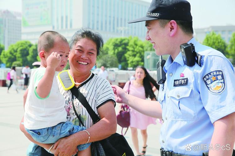 警员抱娃飞奔 3分钟极速送医