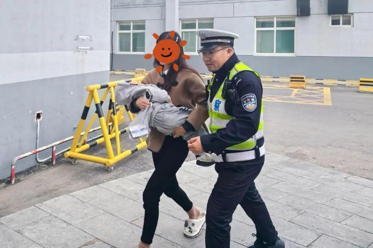 警员抱娃飞奔 3分钟极速送医