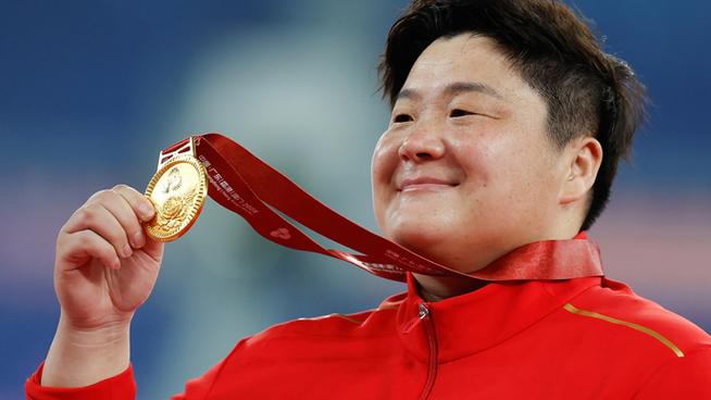 巩立姣泪洒现场：金牌献给天上的妈妈