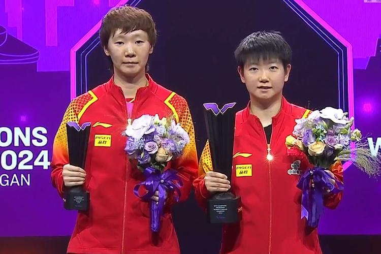 王曼昱孙颖莎陈梦登上领奖台合影