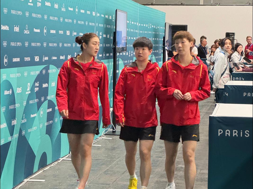 王曼昱孙颖莎陈梦登上领奖台合影