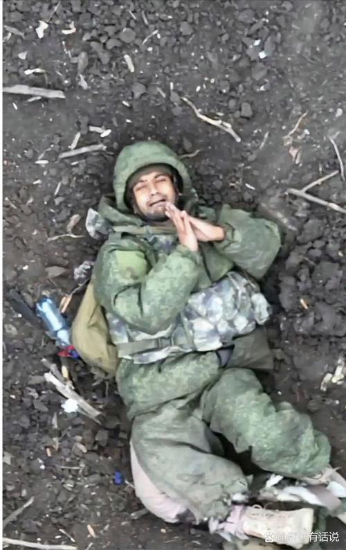 乌士兵地窝子里喝茶时被俄军俘虏