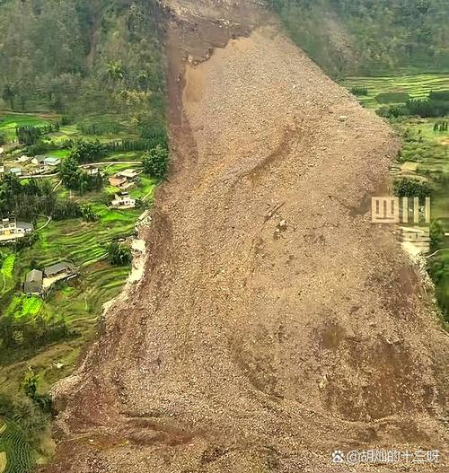 云南彝良通报“大量垃圾倾倒山中”