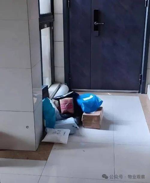 小区快递站门口摔伤 谁该担责