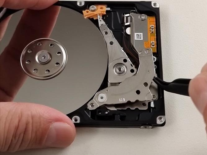 如何损坏电脑硬盘