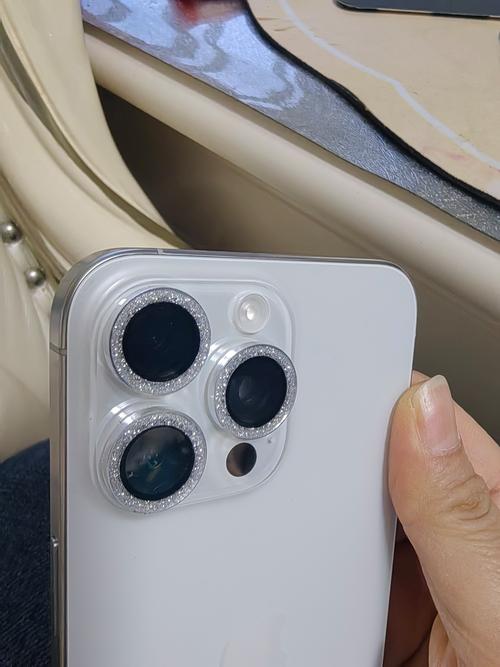 苹果手机如何贴镜头壳上