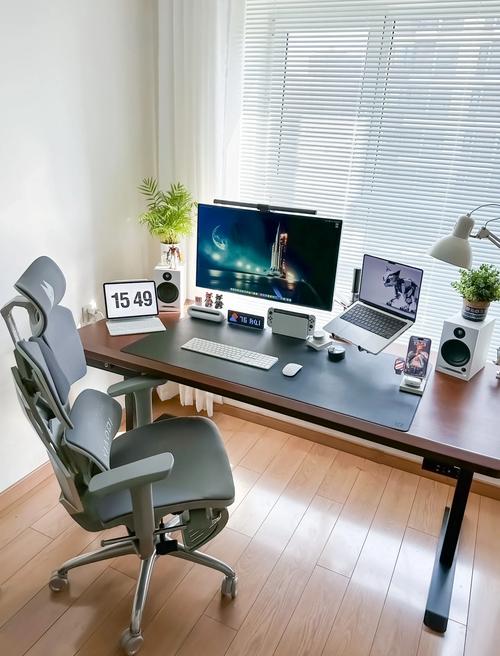如何装饰办公室电脑桌